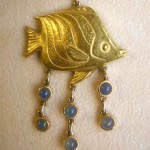 Pendente in oro giallo sbalzato con agate
