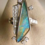 Anello in oro bianco, opale e diamanti