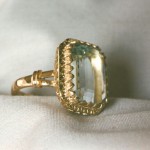 Anello in oro giallo inciso e acquamarina