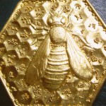 Spilla in oro puro sbalzata con granulazione